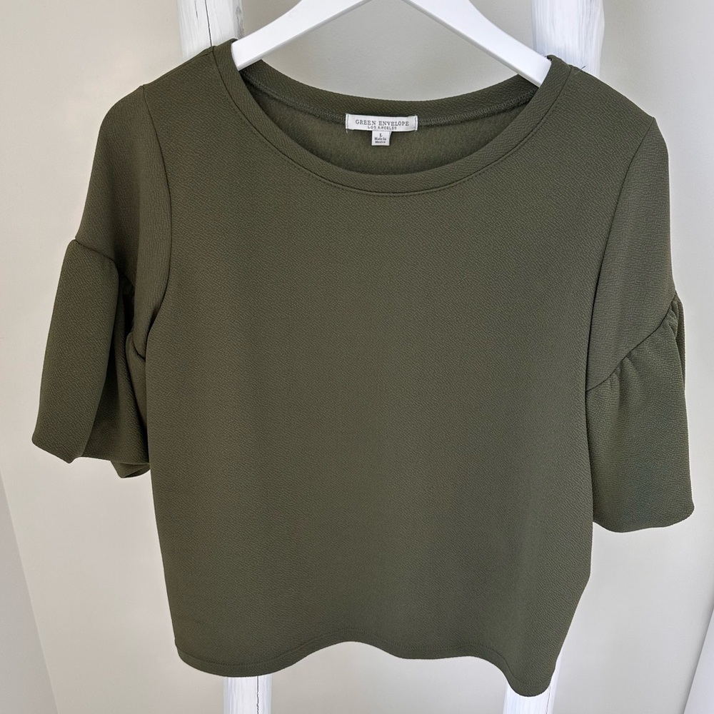Green Envelope Army Green Ruffled Short Sleeve Shirt Size Large